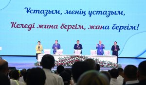 Аким Кызылординской области Нурлыбек Налибаев спел вместе с учителями на августовской конференции