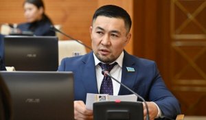 «Есть проблемы куда серьезнее»: Ардак Назаров ответил на критику за поздравление мамы в Парламенте