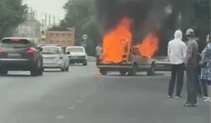 Легковушка вспыхнула на улице в Шымкенте