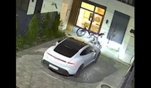 Сын известных блогеров угнал Porsche и разбил его о забор