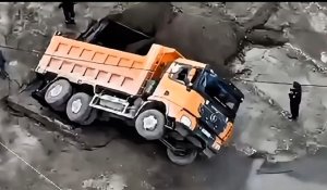 Грузовик провалился в образовавшуюся яму в Семее