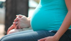 В Жамбылской области 15-летняя студентка колледжа родила ребенка от 23-летнего сотрудника КУИС