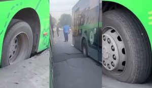 В Алматы на улице Яссауи провалился новый асфальт: застряли пассажирские автобусы