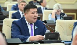 Депутат Бейсенбаев предложил ввести повсеместный запрет на использование телефонов в школах