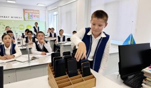 Ученики Туркестана оставляют телефоны в коробках: новый порядок в школах