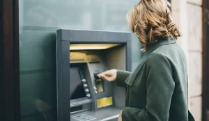 90% операций уже проходят безналично: возврата к «чёрной кассе» не будет — Минфин