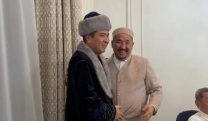 Нурлан имам подарил чапан мужу Динары Сатжан – в сети разгорелись споры