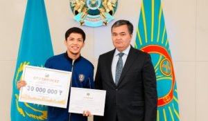 Столичным боксерам вручили сертификаты на 30 млн тенге