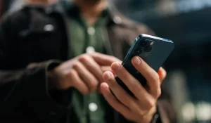 В общественных местах Казахстана с 4 октября интернет станет доступным только через SMS или ЭЦП
