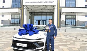 Чемпион мира Айдос Султангали получил квартиру и автомобиль от акима Кызылорды