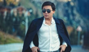 «Ты не певец, ты – исполнитель!»: Кайрат Нуртас «заговорил» на английском