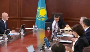 Олжас Бектенов покинул заседание правительства из-за срочного звонка