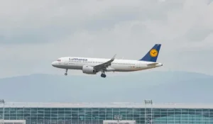В аэропорту Алматы топливозаправщик столкнулся с самолетом Lufthansa