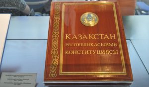 «Конституция не должна звучать как перевод»: юрист потребовал пересмотра казахской версии закона