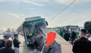 Автобус врезался в остановку и сбил пешехода в Алматы