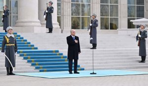 Президент принял участие в церемонии поднятия Государственного флага