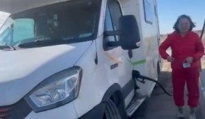 Полицейский в Атырауской области помог туристке из Китая