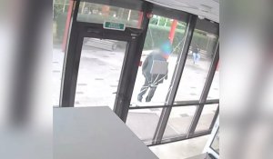 Мужчина разбил окно полицейского поста в Астане