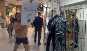 Полуобнаженный мужчина с плакатом в руках бегал по торговому центру в Астане