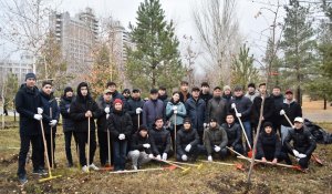«Символ единства и ответственности»: Нурдаулет Килыбай с молодежью Мангистау вышел на субботник в Астане