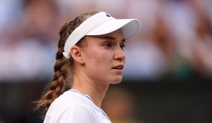 Елена Рыбакина уверенно обыграла Анисимову в стартовом матче итогового турнира WTA