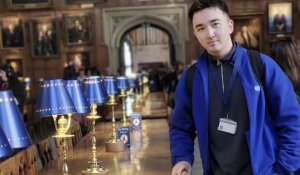 Парень из Казахстана преподает казахский язык в Оксфорде