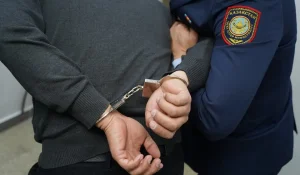 Полицейского в Туркестанской области уволили после задержания