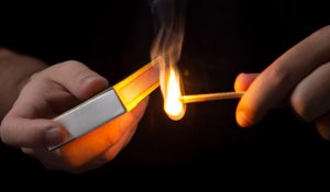 12 человек арестовали в Казахстане после поджога государственного флага