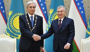 Токаеву вручена высшая государственная награда Узбекистана