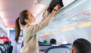 Размещение ручной клади в салоне самолета: рекомендации для комфортного путешествия