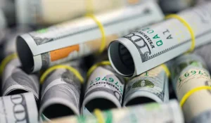 Почему казахстанцы массово избавляются от тенге: рекордный спрос на доллары