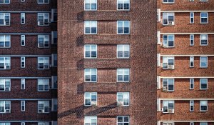 С высоты 12 этажа упала и разбилась насмерть женщина в Петропавловске