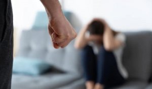 Мужчина жестоко избил женщину на глазах ребенка в Таразе