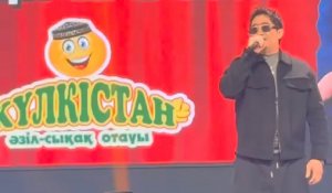 Обвиняемый в избиении певец Мукасан Шахзадаев замечен на концерте в Алматы