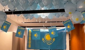 Госсимволы как знак единства: пресс-центр РСК Алматы украсили ко Дню независимости