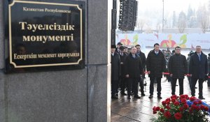 Аким Алматы возложил цветы к монументу «Тәуелсіздік»