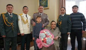 В Алматы военнослужащие с оркестром поздравили Бибигуль Тулегенову с днем рождения