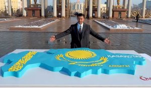 Акт милосердия к Дню Независимости: в Алматы раздали гигантский торт весом 100 кг