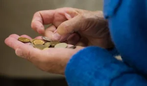 Доходы ниже минимума: сколько казахстанцев остаются за чертой бедности