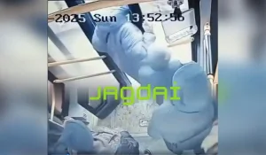 Алматинка выпала из автобуса и получила перелом позвоночника