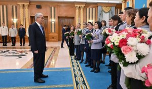 Токаев вручил ключи от квартир сотрудникам правоохранительных органов накануне Нового года