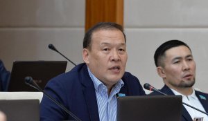 «Скажу вашему руководству»: вопрос журналистки вызвал резкую реакцию депутата