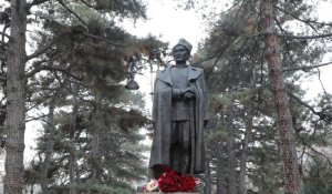 В Алматы возложили цветы к памятнику Халық Қаһарманы Бауыржана Момышулы