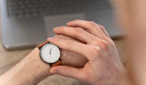 Часовой эксперимент в Казахстане: бизнес несёт убытки, эффективность решения остаётся под вопросом