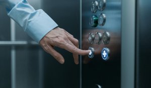 "Остановился между этажами": спасатели в Астане освободили застрявших в лифте людей