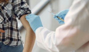 Закупают дешевые и опасные вакцины? Минздрав прокомментировал заявление