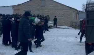Найденных мертвыми супругов похоронили в Атырау - видео