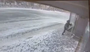 Очередной факт вандализма: мужчина повредил теплую остановке в Астане