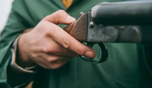 Вооруженный мужчина открыл стрельбу по автомобилю с полицейским в Астане