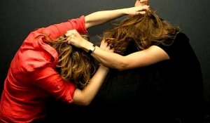 "Таскали за волосы": Видео драки девушек в автобусе в Атырау попало в сеть